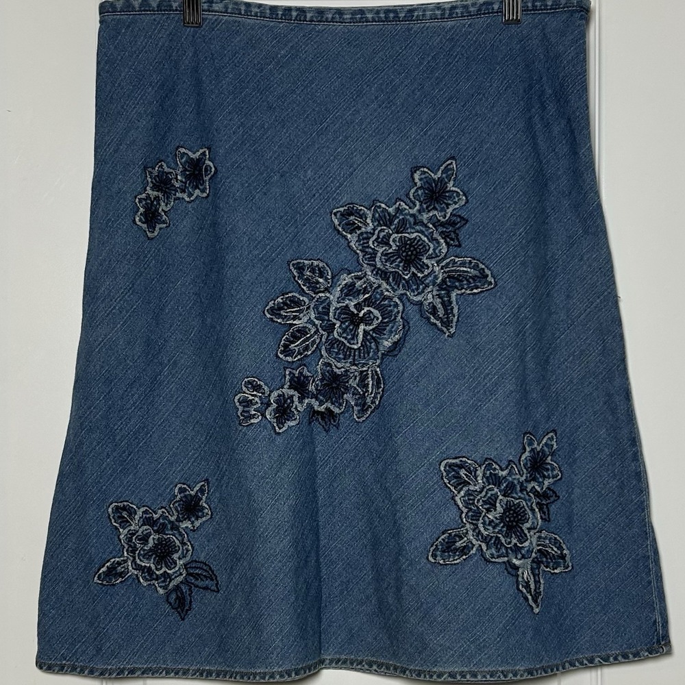 Jones New York Sport Vintage Y2K 100% Cotton Denim Floral Embroidered Midi Skirt